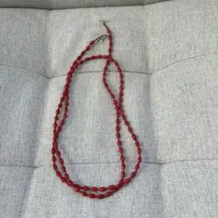 ウガンダの赤いビーズのネックレス