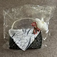 花の装飾付き黒のかごバッグ