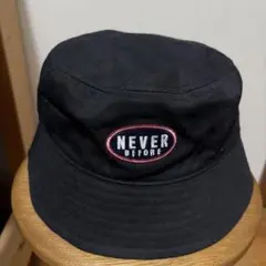 黒のバケットハット 'NEVER BEFORE'