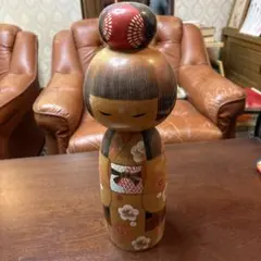 伝統的な木製こけし人形