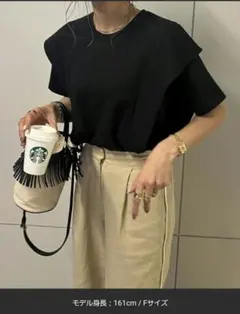ISOOK ラッフルショルダーTシャツ ブラックのサムネイル