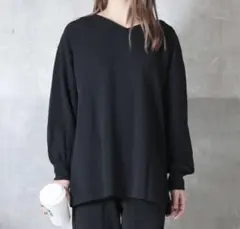 長袖カットソー　前後2way ボートネック　Ｖネック　エンボス加工　ブラック