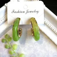 緑色フープチタンピアス
