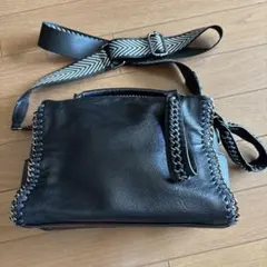 レザーショルダーバッグ 黒 編み込みデザイン