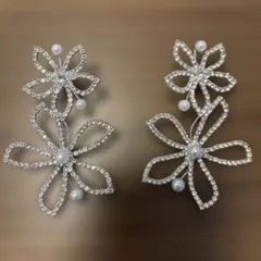 Elizabeth Bower風ピアス　シルバー　フラワー