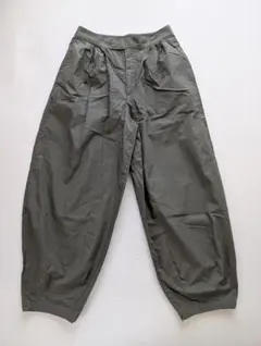 ユニクロ オリーブグリーン ワイドパンツ タック入り