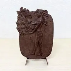 佐藤忠良 レリーフ作品「アカンサスを持つ娘」 彫刻家 佐藤忠良 [アカンサスを持つ娘] 鉄製レリーフ - メルカリ