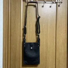 縦型ミニショルダーバッグ　革　メンズ　ショルダーバッグ　ブラック