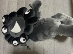 2等】黒 ミャクミャクくじ 寝そべり ぬいぐるみ ブラック 万博 - メルカリ