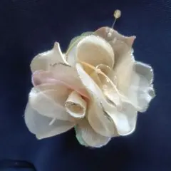 東京ソワール　シフォンローズブローチ ビーズ付き　コサージュ