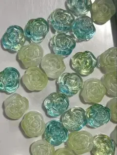 バラ型ビーズ ライトグリーン マットとクリア　約３０個