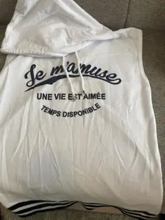 フード付きホワイトタンクトップ