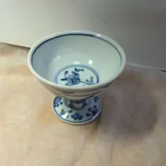 青い花と魚の模様の陶器カップ
