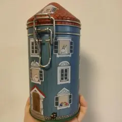 【缶のみ】ムーミンバレーパーク　 青い家のイラストの菓子缶