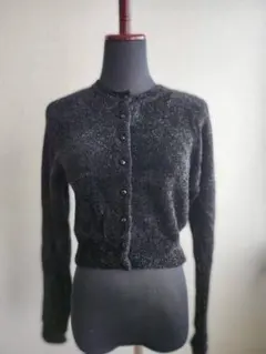 黒いボタン付きクロップドカーディガン