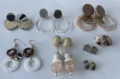 多様なデザインのピアスセット