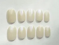 シンプル 乳白色　ネイルチップ オーロララメ ちゅるんネイル ショートオーバル