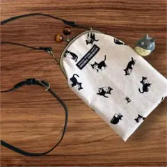 ハンドメイド☆スマホポーチ☆がま口☆ハチワレ猫ちゃん☆生成色