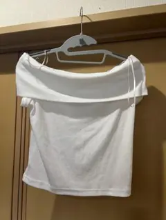 GU ホワイトオフショルダートップス