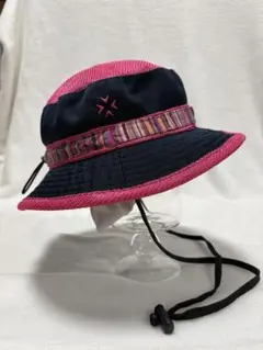 ネイビーとピンクのバケットハット