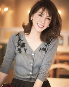 【ジャスグリッティー】ビーズ刺繍カーディガン　グレーのサムネイル