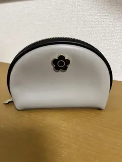 BIGエポデイジー ラウンドポーチ／マリークヮント（MARY QUANT）