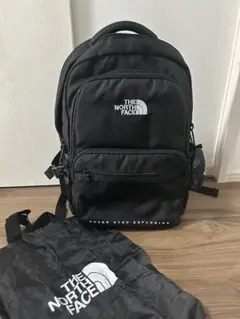 THE NORTH FACE ブラックナイロンジャケット 収納袋付き THE NORTH FACE ザ・ノース・フェイス キッズ 中わたジャケット