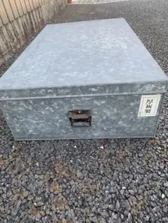 ブリキ缶　衣装缶