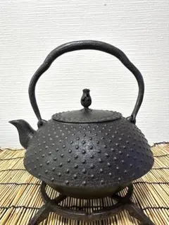 未使用品、供箱付 南部虎山工房前田知行造　１２型　南部鉄瓶　南部鉄器　鉄瓶 未使用品、南部虎山工房前田知行造 12型 菊華文様 南部鉄瓶 南部鉄器