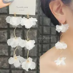 No.307 ボリューミー ホワイトフラワー 花びらピアス フロスト すりガラスのサムネイル