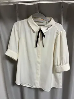fint リボンタイ付きロゴ刺繍衿ブラウスのサムネイル