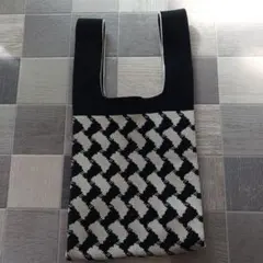 ニットトートバッグ 黒と白の幾何学模様