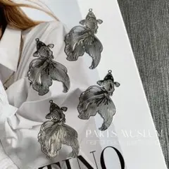 PartsMuseumチャーム・ブラスフレーム金魚・シルバー1個125円