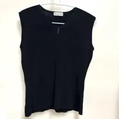 ［美品］ヘルシーカレン　黒のVネックノースリーブトップスのサムネイル