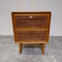 ヴィンテージ家具のラタン編みサイドテーブル