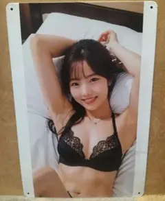 ブリキ看板　　女性Marin新品 両サイド余白有り　右下側多数凹み