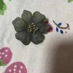 グレー 花型ブローチ