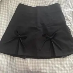リボン付き黒ミニタイトスカート