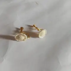 アイボリー花形イヤリング(新品未使用)