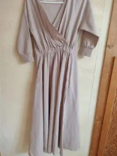 薄いベージュ ラップスタイルロングドレス