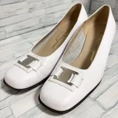 Salvatore Ferragamoフェラガモ ホワイト パンプス 金具のサムネイル