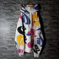 ナイキパーカー ストリートアート ペン書き風ビッグロゴ＆スウッシュ 刺繍ロゴ