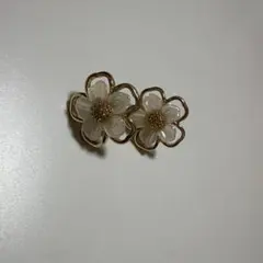 花形ホワイトゴールドイヤリング