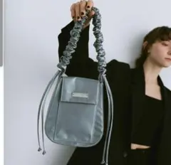 un/neu ギャザーハンドルサテンフラップバッグ