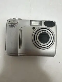 Nikon COOLPIX 5600 動作品 単3電池 SD付のサムネイル
