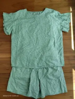 【美品】ミントグリーン花柄トップスとショートパンツセットのサムネイル