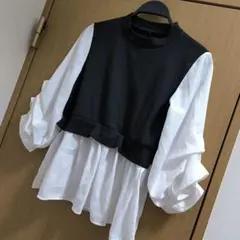 リブニットとフレアスリーブの長袖シャツ