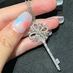 クリスタル装飾の鍵型ネックレス