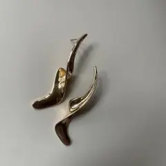 流線型 ゴールドピアス　結婚式 ブライダルアクセ