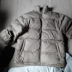 ベージュ ダウンジャケット